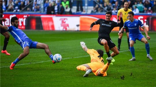  Mohammed El Hankouri (l) von Magdeburg trifft im Nachschuss gegen Fürth zur 1:0-Führung, nachdem er zuvor den Elfmeter verschossen hatte. 