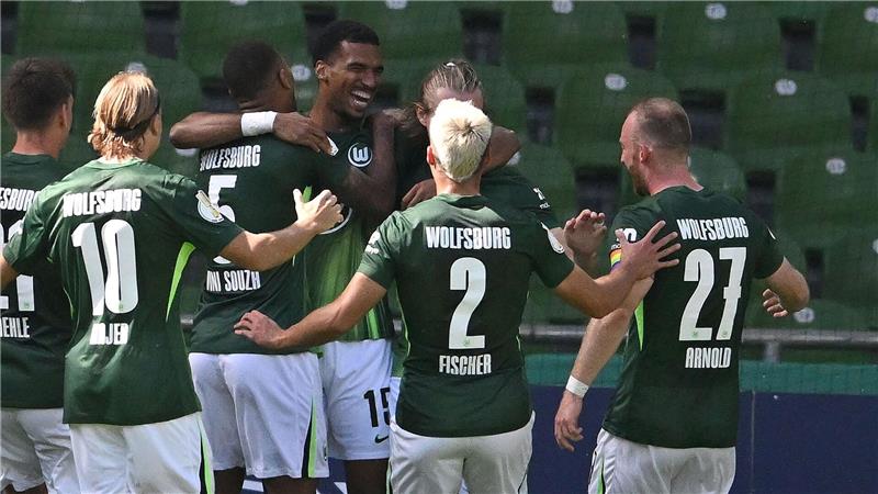 Bilder des Tages Moritz Jenz (4.v.l.,VfL Wolfsburg) jubelt mit Teamkollegen über sein Tor zum 0:1 im DFB-Pokalspiel gegen den SC Hemelingen. Wolfsburg gewann die Partie mit 9:0.