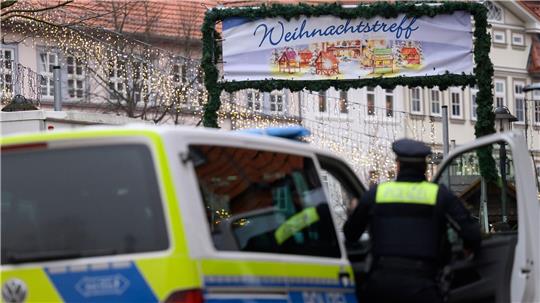  Nach der Räumung des Weihnachtsmarkts sucht die Polizei nach einem Verdächtigen. 