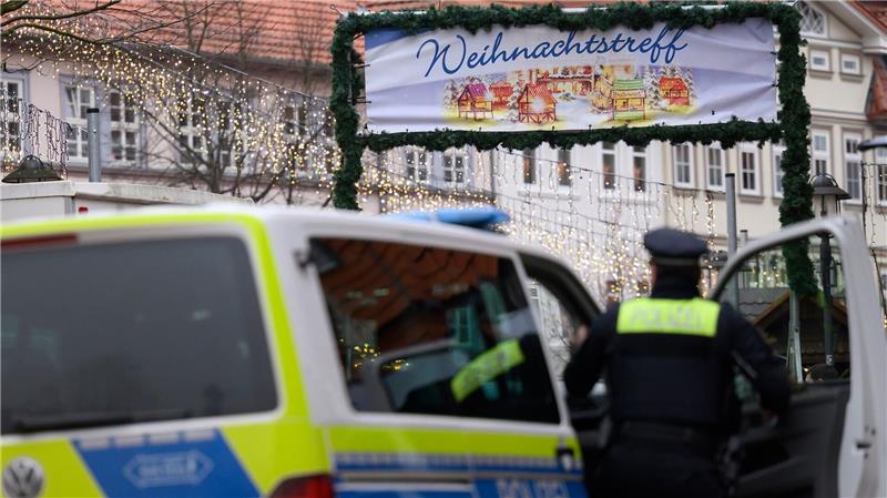 Duderstädter Weihnachtsmarkt wegen Waffenattrappe geräumt Nach der Räumung des Weihnachtsmarkts suchte die Polizei nach dem Verdächtigen.