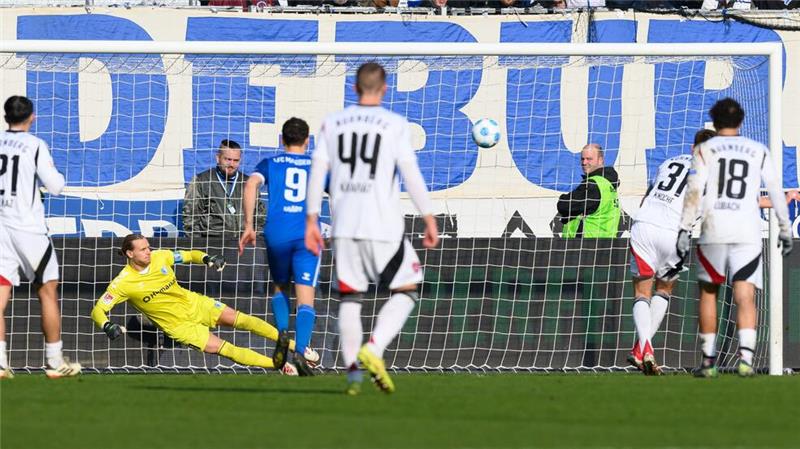 Nürnbergs Robin Knoche (2.v.r.) bringt sein Team per Elfmeter erneut in Führung. 