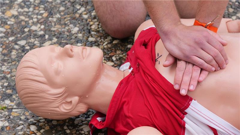  Nur jeder Vierte in Deutschland hat während der vergangenen zwei Jahre Herz-Lungen-Wiederbelebung geübt. (Archivbild)