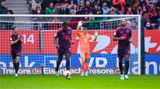  Patzte beim 0:1 gegen Augsburg: Bayern-Torwart Manuel Neuer 