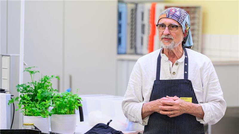 Witwer kochen Drei-Gänge-Menü – Gemeinschaft das Wichtigste Profikoch Winfried Marx leitet eine Kochgruppe für Witwer,