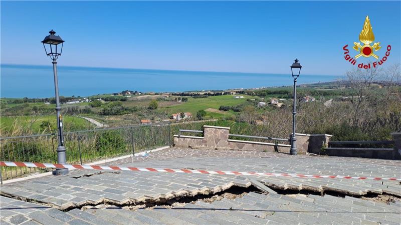  Risse in Straßen - eine der Folgen des Erdrutsches. 