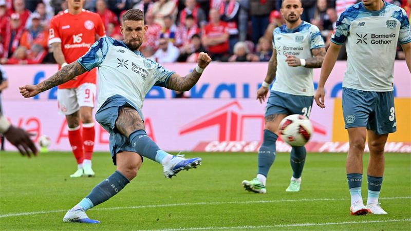  Robert Andrich (l) trifft für Bayer Leverkusen.