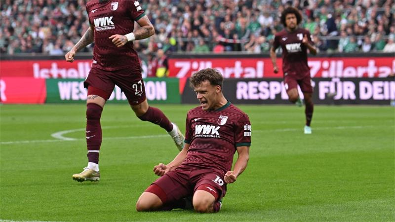 BVB erobert Spitze - Freiburgs Siegesserie reißt Robin Fellhauer (FC Augsburg, vorn) jubelt nach seinem Tor zum 0:1.