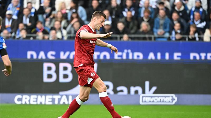 Eichner jubelt: KSC siegt im ersten Spiel der Abschiedstour Robin Knoche spitzelte den Ball nach einem langen Einwurf zum zwischenzeitlichen 1:0 der Gäste ins Tor.
