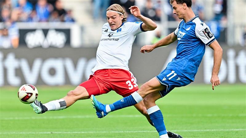  Sebastiaan Bornauw (l.) klärt für den HSV.