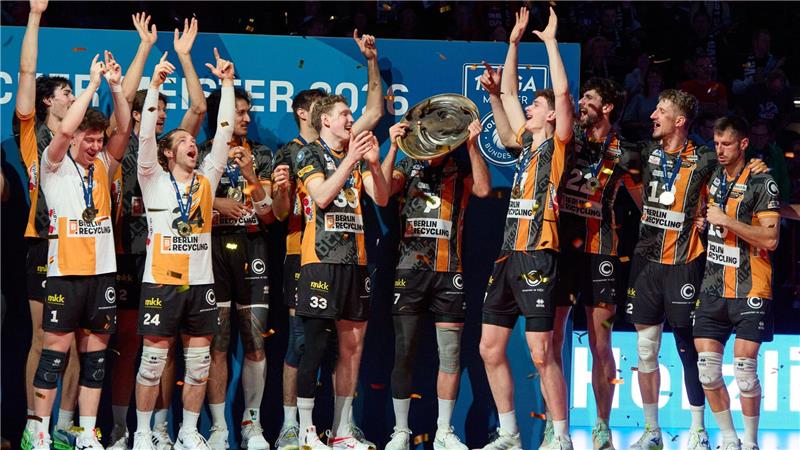  Spieler der Berlin Volleys jubeln nach dem Sieg über den Meistertitel.