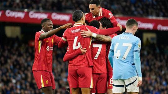  Spieler des FC Liverpool jubeln über das Tor zum 0:1.
