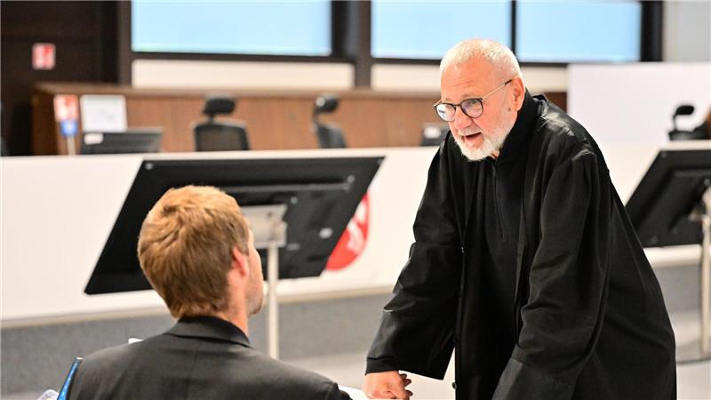 Im Klette-Prozess wird der Gerichtssaal zur Bühne Steffen Hörning (r), Anwalt der Nebenklage, verweist in seinem Plädoyer auf das Leid der Opfer.