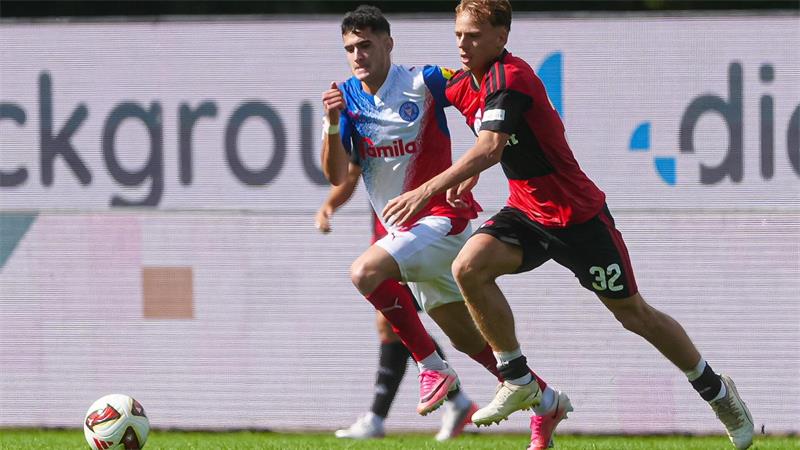 Kiel trotzt Nürnberg: Erstes Remis für den Tabellenführer Tim Janisch (1. FC Nürnberg) im Laufduell mit dem Kieler Guillermo Balzi.