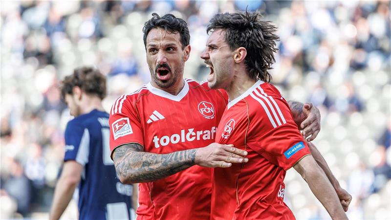 2:1 gegen Nürnberg: Hertha zeigt Reaktion nach Debakel Tom Baack (r.) ließ die mitgereisten Nürnberger Fans jubeln.