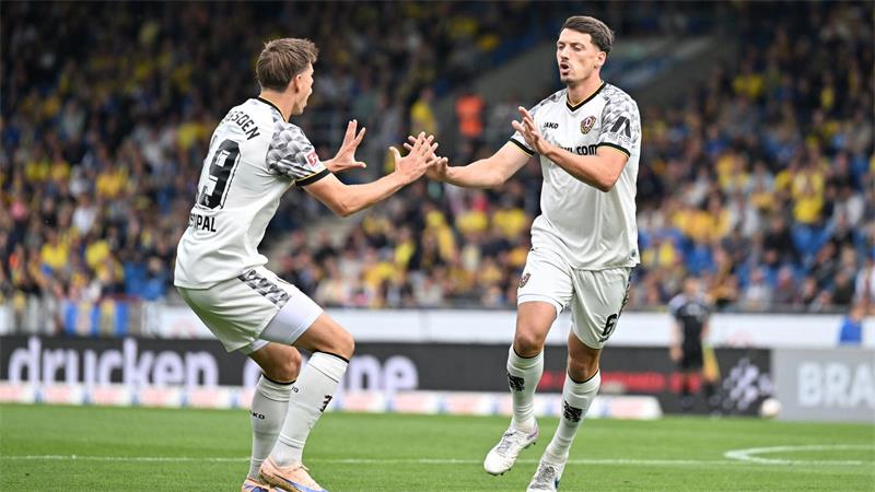 Todesfall überschattet 2:2 zwischen Braunschweig und Dresden Torschütze Nicolai Rapp (r) feiert mit Alexander Rossipal das 1:0 für Dynamo Dresden.