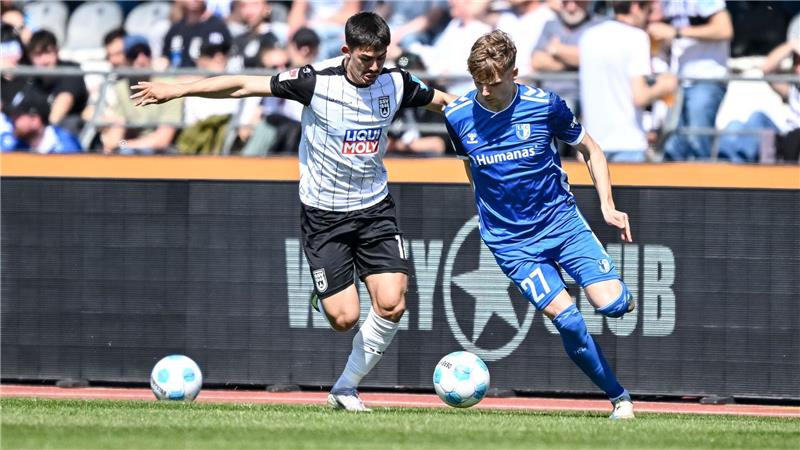Magdeburg mit 0:1-Niederlage beim SSV Ulm Ulms Aaron Keller (l) in Aktion gegen Magdeburgs Philipp Hercher.