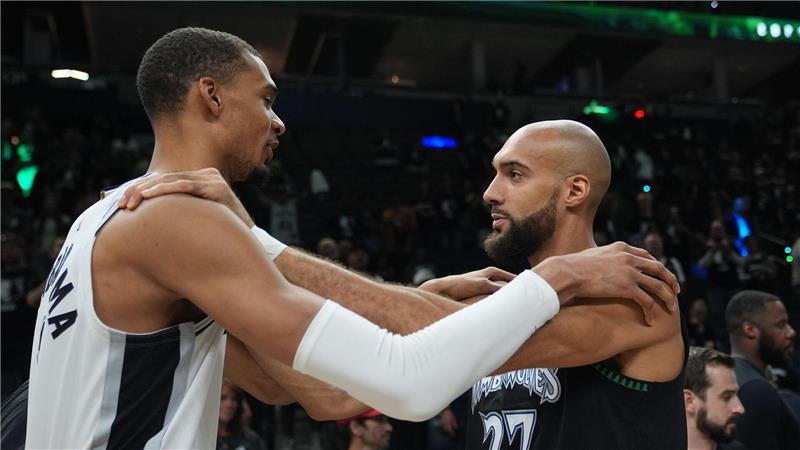  Victor Wembanyama (l) und die San Antonio Spurs stehen im NBA-Halbfinale.