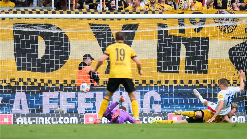  Vincent Vermeij (Dynamo Dresden, r) erzielt das Tor zum 2:0.