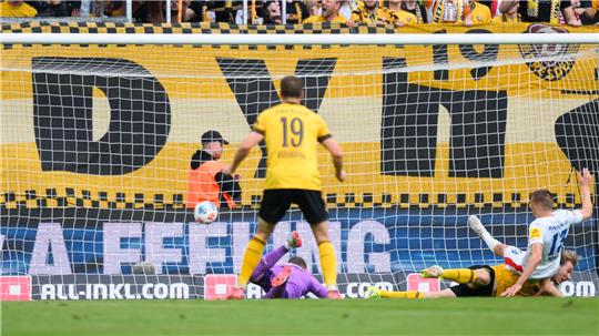  Vincent Vermeij (Dynamo Dresden, r) erzielt das Tor zum 2:0.