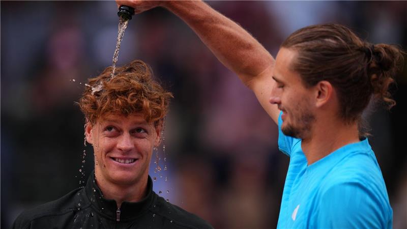  Zverev gratuliert Sinner mit Champagner-Dusche