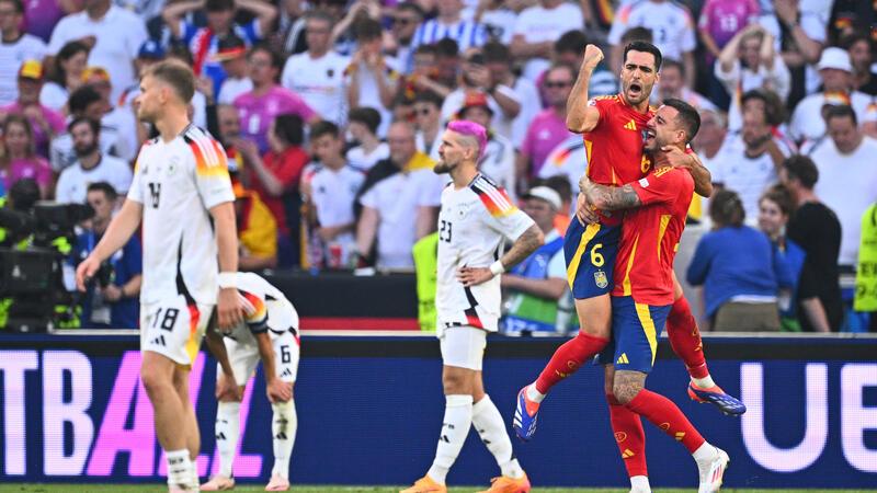 05.07.2024, Baden-Württemberg, Stuttgart: Fußball, UEFA Euro 2024, EM, Spanien - Deutschland, Finalrunde, Viertelfinale, Stuttgart Arena, Spaniens Mikel Merino (2.v.r) feiert nach seinem Tor zum 2:1. Foto: Tom Weller/dpa +++ dpa-Bildfunk +++