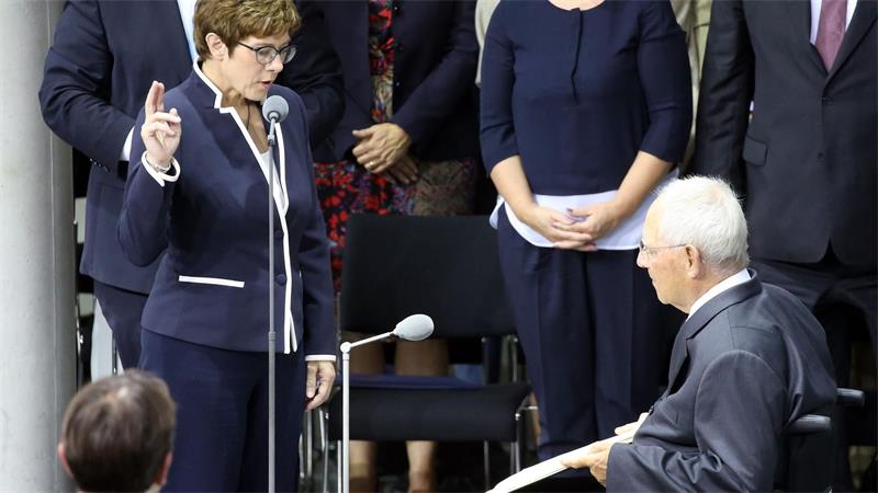 Kritik an Kabinettsumbildung ohne sofortige Vereidigung 1 Stunde und 39 Minuten dauerte die Sondersitzung des Bundestags in der Sommerpause 2019. (Archivbild)