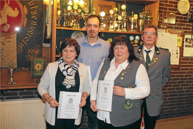1. Vorsitzender Bernd Ruhe (r.) ehrt (v.li.) Barbara Klauenberg, Jan Probst und Edith Heindorf. Foto: Hohaus