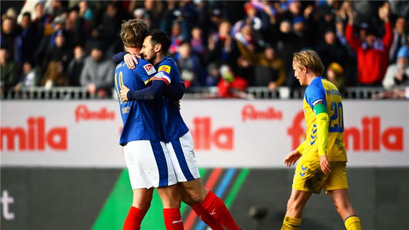 1:0 gegen Paderborn: Kiels Steven Skrzybski (M) jubelt über seinen Treffer mit Teamkollege Phil Harres (l).