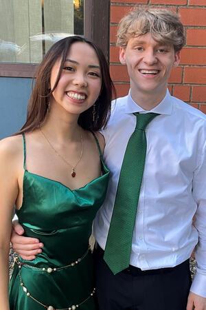 1,0 und 1,1 im Abitur: Dan Thanh Chau und Henning Schumburg freuen sich am Freitagabend vor der Wolfshäger Festhalle beim RG-Abiball über ihre Supernoten. Tags drauf wird bei der CvD-Fete im Forum weitergetanzt.