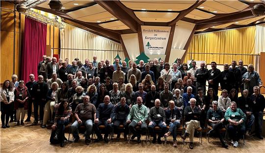 100 ehemalige Schülerinnen und Schüler sowie Lehrerinnen und Lehrer der Hauptschule, der Realschule und des Oberharz-Gymnasiums Braunlage kommen im Kurgastzentrum zu einem Jahrgangstreffen zusammen.