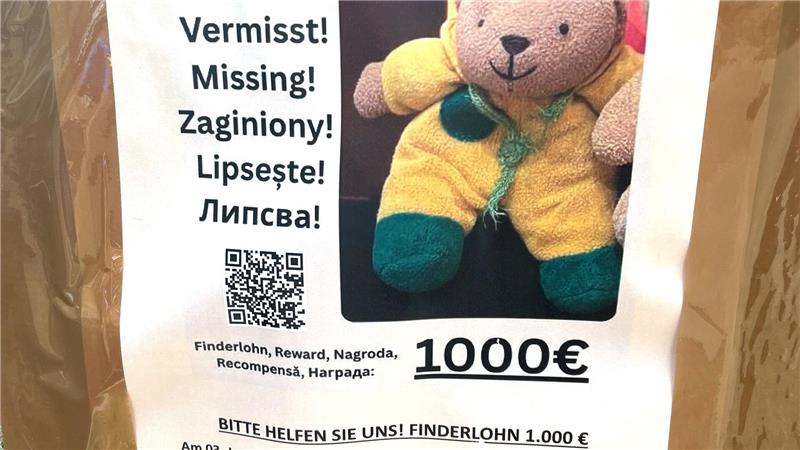 1.000 Euro Finderlohn sind auf Steckbriefen in der Hauptstadt ausgesetzt, „wenn das Bärchen unversehrt zu uns zurückkehrt“.
