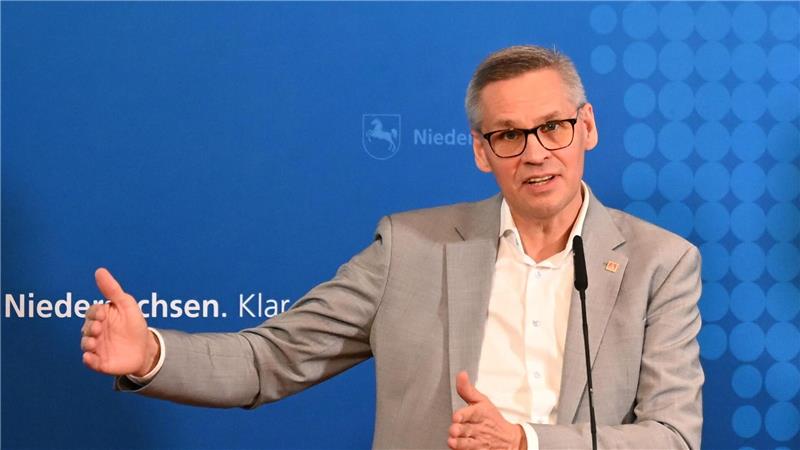 10.000 Jobs in der Industrie gingen derzeit monatlich in Deutschland verloren, warnt IG-Metall-Bezirkschef Gröger.