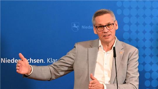 10.000 Jobs in der Industrie gingen derzeit monatlich in Deutschland verloren, warnt IG-Metall-Bezirkschef Gröger.