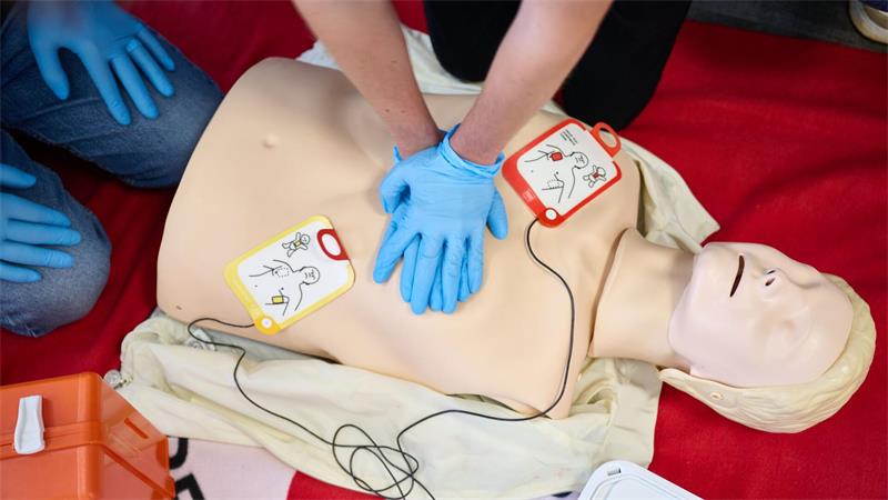 Wenn das Herz stillsteht: Mit bloßen Händen Leben retten 10.000 Leben könnten pro Jahr in Deutschland gerettet werden, wenn mehr Menschen die Wiederbelebungsmaßnahmen beherrschen würden. (Symbobild)