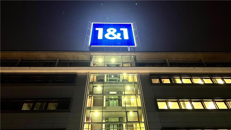 1&1-Logo an der Firmenzentrale in Montabaur (Rheinland-Pfalz) - das Unternehmen ist der vierte deutsche Handynetzbetreiber.