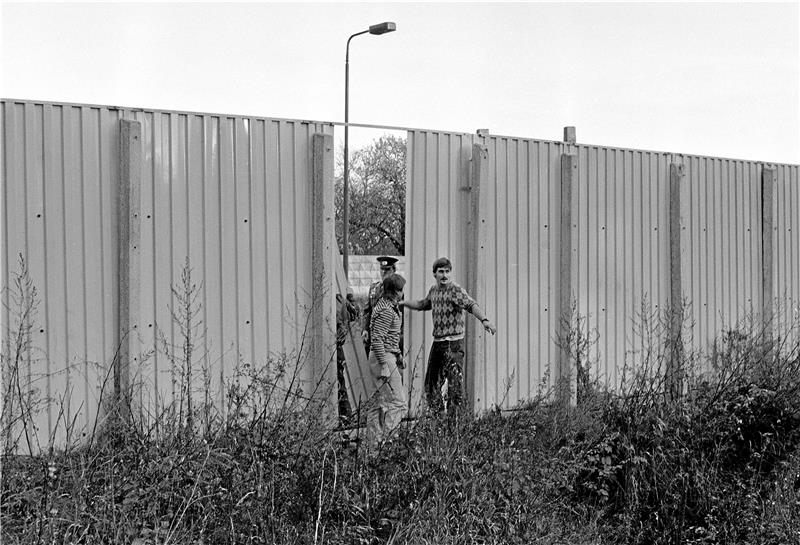 An der ehemaligen Grenze wird heute wieder gefeiert 11. November 1989: Peter Röhling (r.) und Norbert Heindorf (l.) haben gerade die Grenze aufgeschraubt und betreten den Boden der Bundesrepublik. Röhling ist heute noch einer der Hauptorganisatoren der Gedenkfeier zur Grenzöffnung. Foto: GZ-Archiv