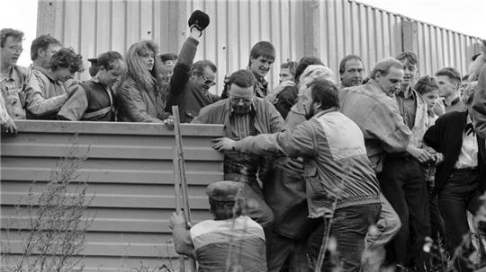 11. November 1989, gegen 16 Uhr: Der Zaun ist offen, die Menschen aus der DDR strömen jubelnd in den Westen.