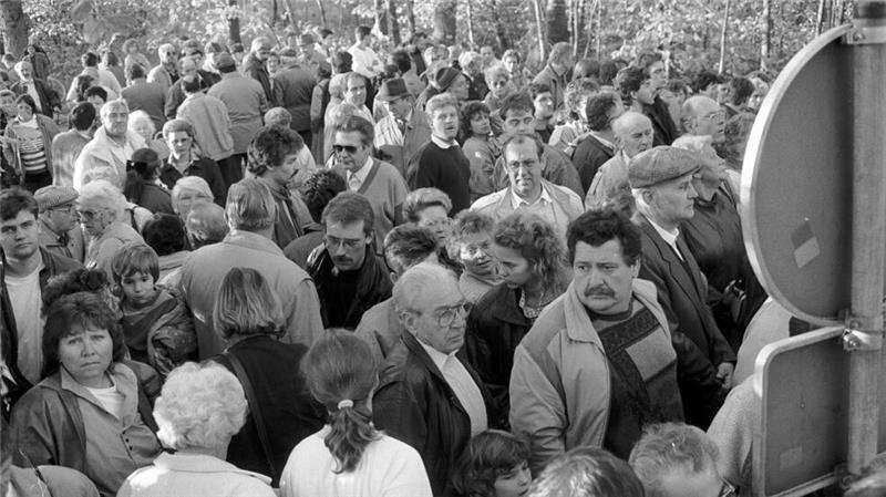 Zeitzeugen erzählen, wie sie 1989 den Harzer Mauerfall erlebten 11. November 1989, kurz vor dem großen Moment: Hunderte von Menschen versammeln sich in Eckertal. Mittendrin der damals frisch gebackene Redakteur Holger Schlegel (mit Brille und schwarzer Jacke).