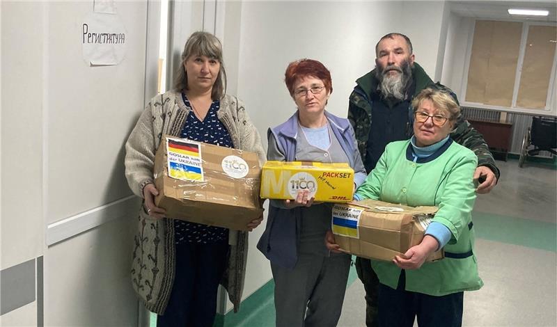 Ukraine-Hilfe in Goslar: Gedenken an die Opfer „1100 Jahre – 1100 Päckchen“: Jarek Futerko übergibt Anfang Februar Hilfspakete in einem Krankenhaus in Kamiensk. Die Stadt ist rund 100 Kilometer von der Front entfernt. Insgesamt sind bislang 850 Päckchen von Goslar auf die Reise in die Ukraine gegangen. Weitere Päckchen sind willkommen – beim Hilfszentrum Im Schleeke 100 oder im „Mach-Mit-Haus“ am Marktplatz. Foto: Privat