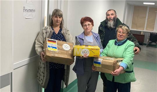 „1100 Jahre – 1100 Päckchen“: Jarek Futerko übergibt Anfang Februar Hilfspakete in einem Krankenhaus in Kamiensk. Die Stadt ist rund 100 Kilometer von der Front entfernt. Insgesamt sind bislang 850 Päckchen von Goslar auf die Reise in die Ukraine gegangen. Weitere Päckchen sind willkommen – beim Hilfszentrum Im Schleeke 100 oder im „Mach-Mit-Haus“ am Marktplatz.  Foto: Privat