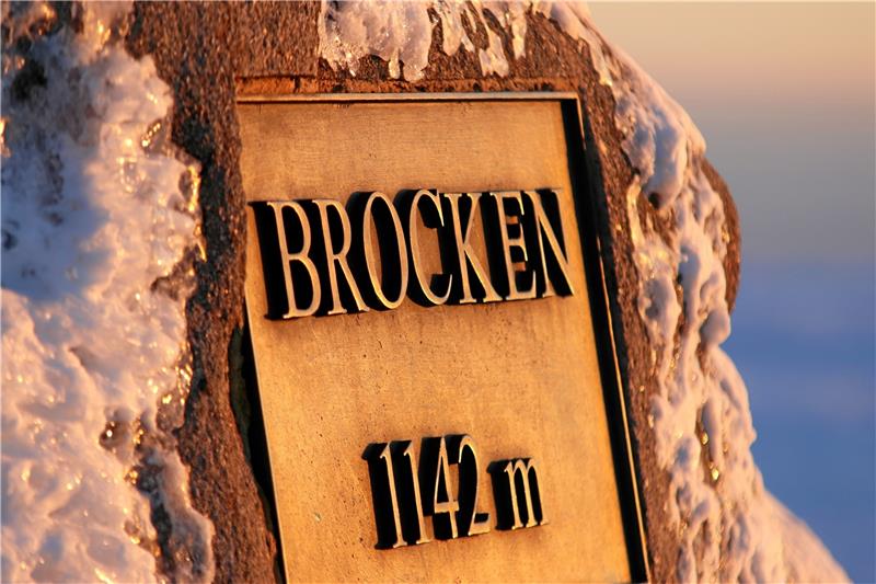 1142 Meter groß war der Brocken nach früheren Angaben, heute ist er offiziell 1141 Meter hoch. Die vielfach fotografierte Platte an einem Felsbrocken auf dem Plateau schwindelt dennoch nicht, sie wurde einen Meter über der Brockenspitze angebracht.