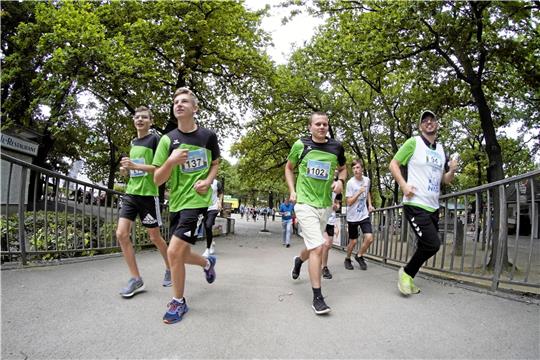 117 Läuferinnen und Läufer jeden Alters sind 2021 vom Kurpark hinauf zur Canossa-Säule gelaufen. Die Veranstalter hoffen, dass es in diesem Jahr mindestens genauso viele werden.  Fotos: GZ-Archiv/Tourismusmarketing