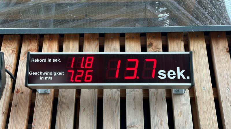Die komplette Eröffnung des Harzturms ist absehbar 11,8 Sekunden müssen geschlagen werden. Übergewichtige Herren und sportliche Kinder gehören zu den Besuchern, die am schnellsten die 110 Meter lange Strecke herunterrutschen. Der im Bild bislang letzte Nutzer benötigte 13,7 Sekunden.