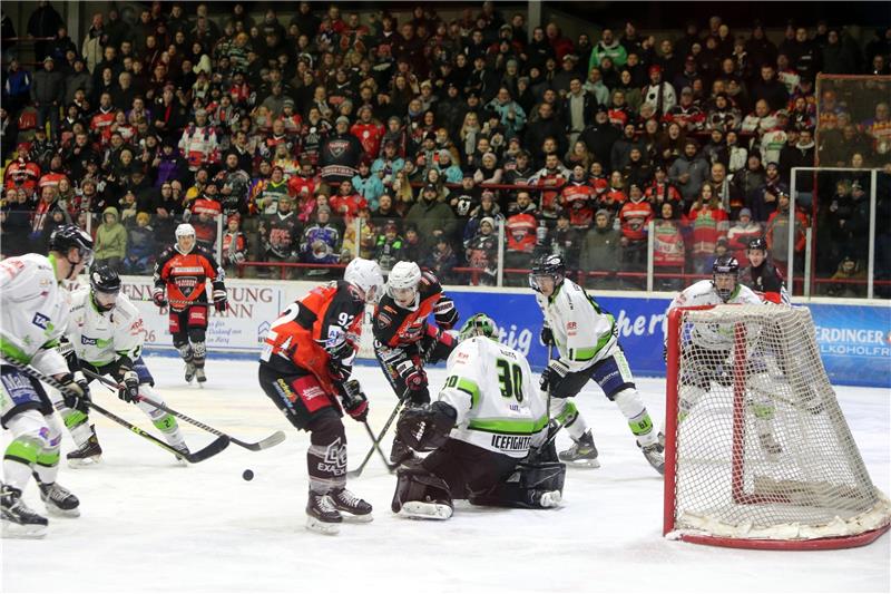 1199 Zuschauer sehen ein packendes Derby der Harzer Falken gegen die Icefighters Salzgitter und feiern noch lange nach der Schlusssirene den Heimsieg. Foto: Neuendorf