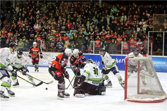 1199 Zuschauer sehen ein packendes Derby der Harzer Falken gegen die Icefighters Salzgitter und feiern noch lange nach der Schlusssirene den Heimsieg. Foto: Neuendorf