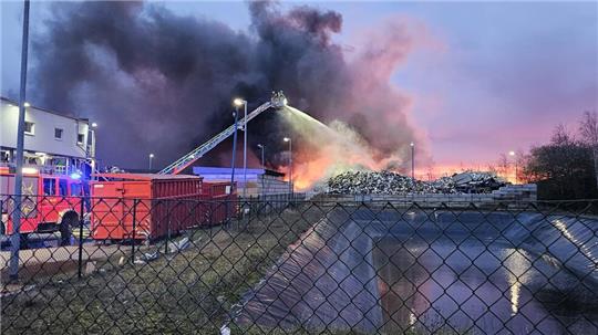 1,2 Millionen Tonnen Elektroschrott sind in der 30-jährigen Firmengeschichte von Electrocycling in Harlingerode verarbeitet worden. Und immer wieder, hier ein Bild vom März 2024, geht ein Teil des Materials in Flammen auf.