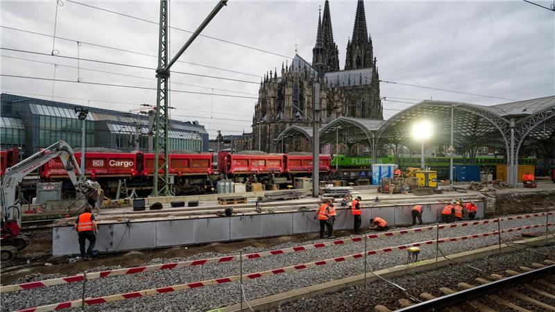 Nach Sperrung bald wieder normaler Bahn-Betrieb in Köln 120 Arbeiter haben am Hauptbahnhof neben dem Kölner Dom Gleise und Oberleitungen erneuert. (Archivbild)