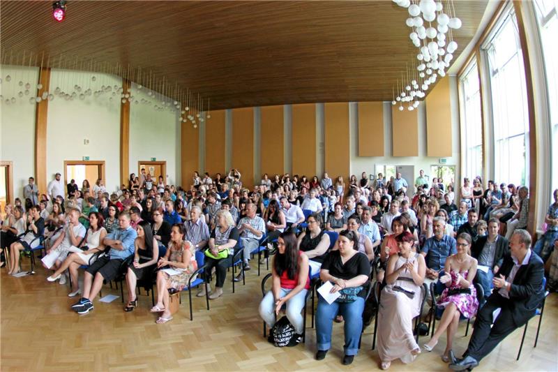 Doppelter Abschied von der Berufsschule 127 Absolventen wurden aus der Berufsschule verabschiedet. An dem Festakt nahmen ihre Lehrer und viele Freunde und Verwandte teil. Fotos: Schlegel