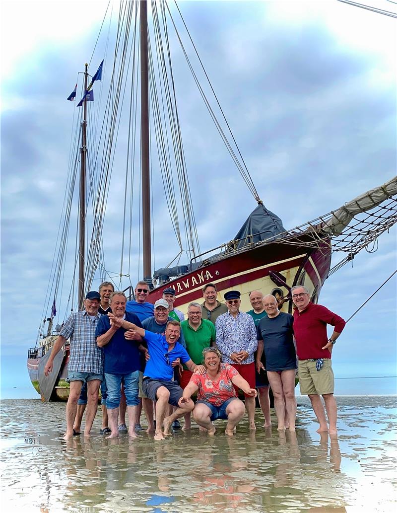 Rotarier unterstützen Goslarer Projekt „Start Right“ 13 Goslarer Rotary-Matrosen und eine niederländische Kapitänin (von links): Joachim Rehbein, Wolfgang Simon, Axel Koch, Bernd Giesel, Oliver Langefeld, Leonhard Ganzer, Andreas Poppe, Andreas Gartner, Timo Becker, Skipperin Irene Toxopeus, Dirk Junicke, Jörg Engler, Joachim Riedel und Carlos Mateo.