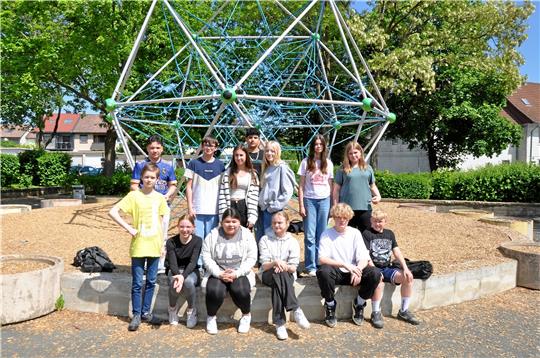 13 Köpfe für vier Dreier-Teams und eine Joker-Rolle: Die Okeraner Adolf-Grimme-Gesamtschule liefert die Hauptdarsteller für die ersten beiden Folgen eines neuen ZDF-Debattenformats für Kinder. Foto: Heine